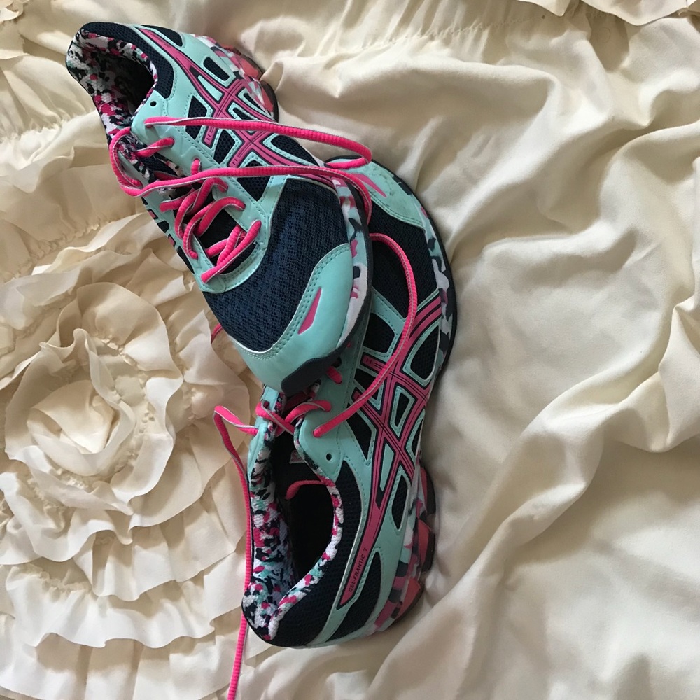 Women’s ASICS Size 9 Tennis Shoes